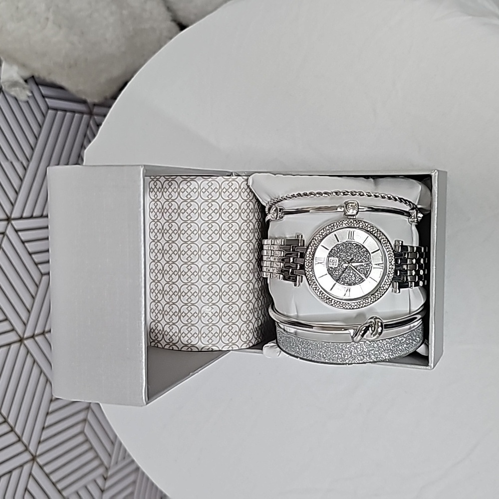 NWT 5 Piece Daisy Fuentes Watch and Bracelet Set - Picture 4 of 6